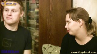 Пара веселится и занимается сексом на кровати