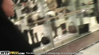 Секс в туалете: Неприступная красотка подчинилась грубым парням